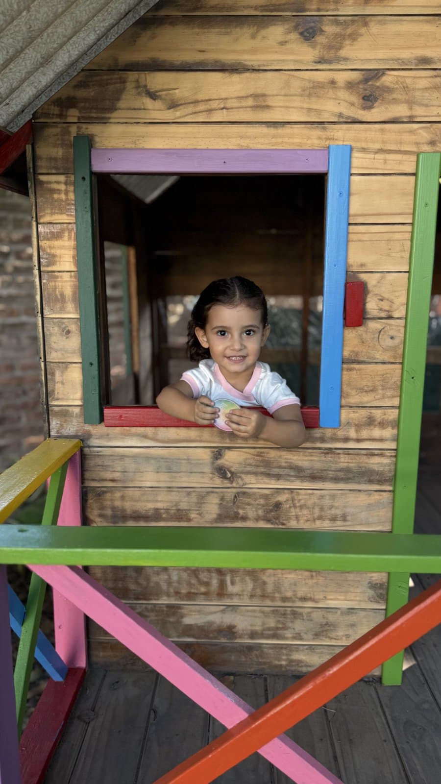 Casita de madera para juego libre al aire libre en el Jardín Spinetta