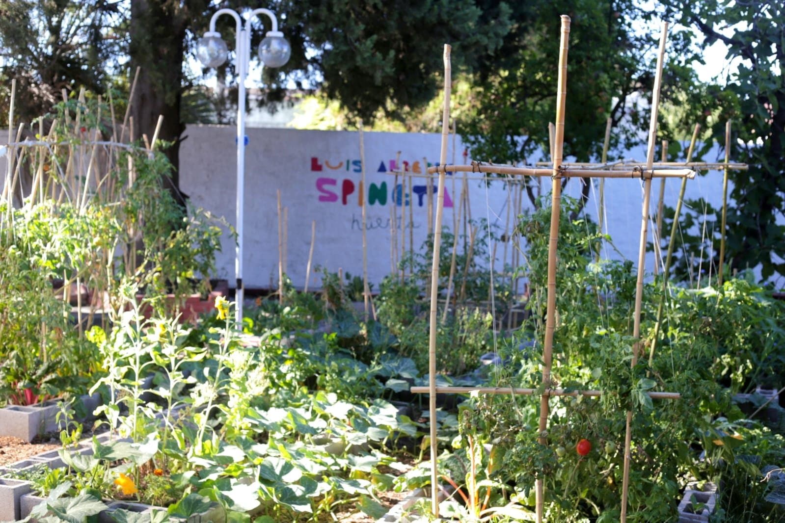 Cartel de la huerta orgánica del Jardín Spinetta en Monte Grande