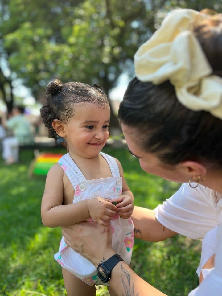 Una docente abraza a una nena en el jardín