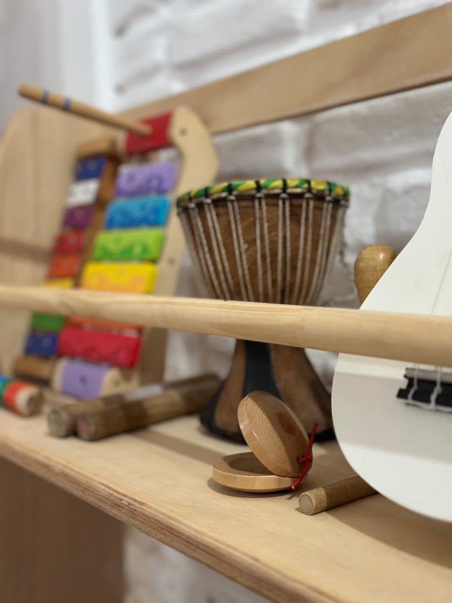 Instrumentos musicales en la sala